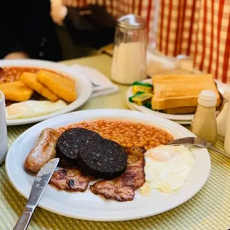 Regency Café — a full English breakfast with sausage, black pudding, bacon, fried egg and baked beans