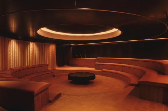 Interior Arc Sauna dengan pencahayaan amber yang hangat