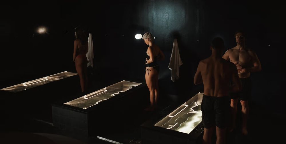Kolam plunge dingin di Arc dengan pencahayaan dramatis