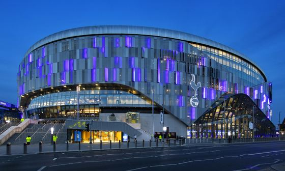 Eksterior Tottenham Hotspur Stadium saat senja