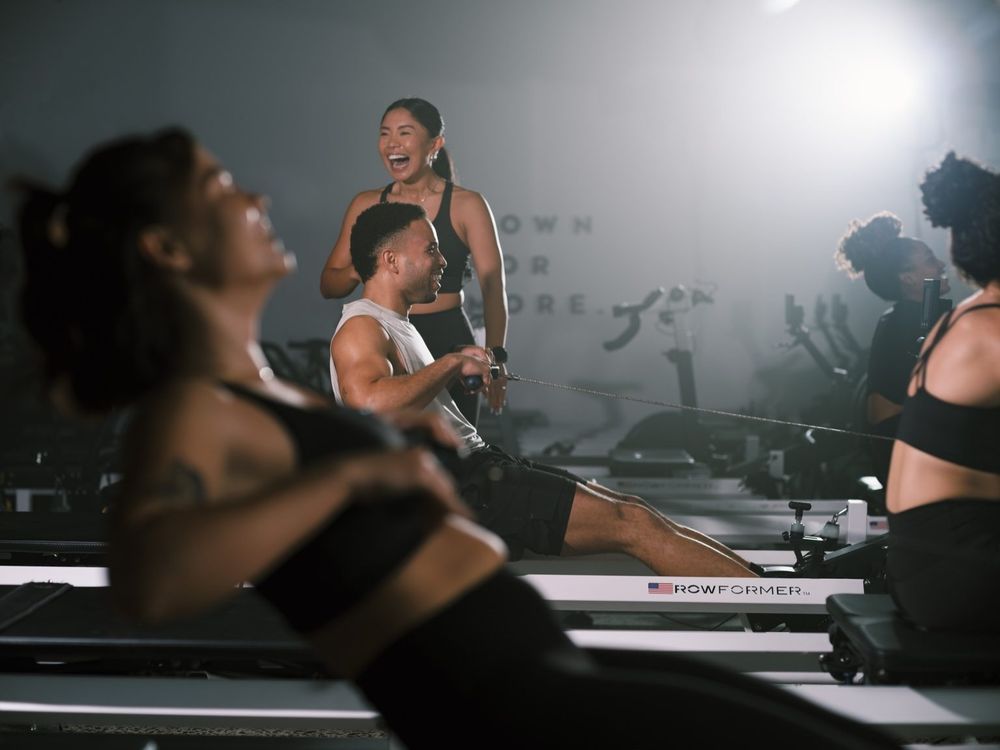 Latihan reformer yang penuh konsentrasi di kelas Strong Pilates